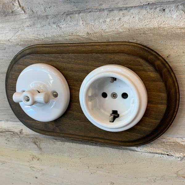 Conmutador y enchufe con madera vieja