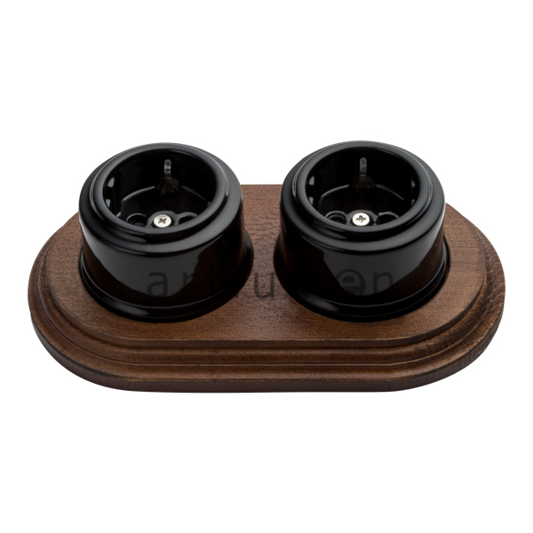 Dos Enchufes N con base madera
