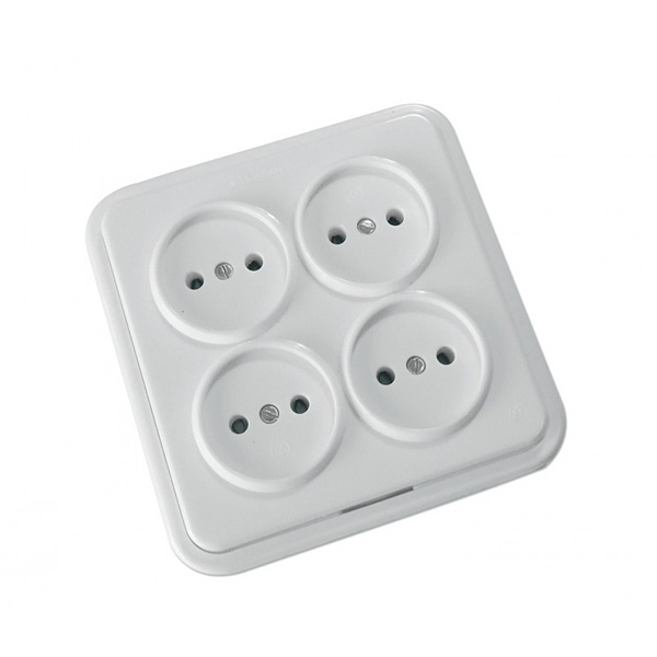 Enchufe cuádruple de superficie Fontini