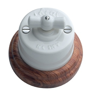 Interruptor de porcelana con base de madera