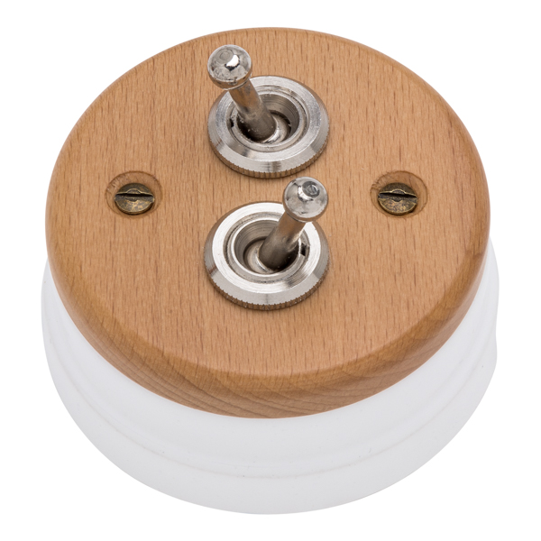 Interruptores níquel, madera clara y porcelana