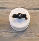 Interruptor de porcelana blanco lazo negro
